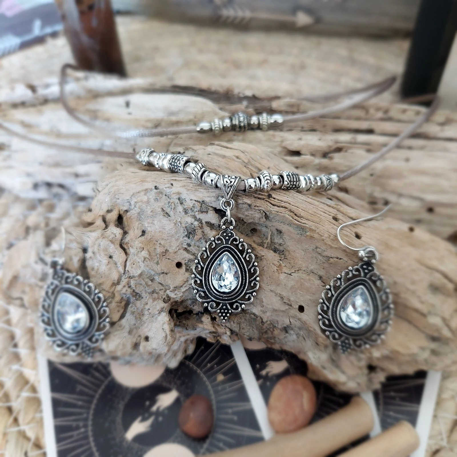 Parure baroque de dos hilos, camafeo vintage con strass translúcidos, satén topo – photo 10